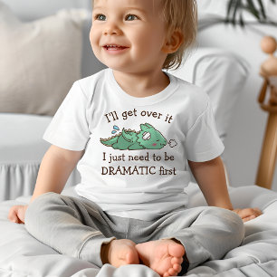 かわいいベビードラゴンのドラマティックなお姫様 ベビーTシャツ