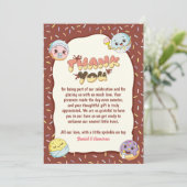 かわいいベビードーナツ漫画の赤ちゃんシャワーと散水 サンキューカード (スタンド正面)