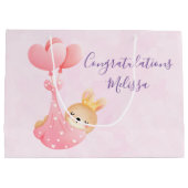 かわいいベビーバニーのハート毛布の赤ちゃんシャワー ラージペーパーバッグ (裏面)