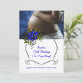 かわいいベビーバンプと紫色の花のリース妊娠 案内状 (スタンド正面)