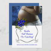 かわいいベビーバンプと紫色の花のリース妊娠 案内状 (正面/裏面)