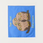 かわいいベビーフクロウトリオ漫画イラストレーション タペストリー (正面)