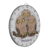 かわいいベビーフクロウトリオ漫画イラストレーション ダーツボード (正面左)