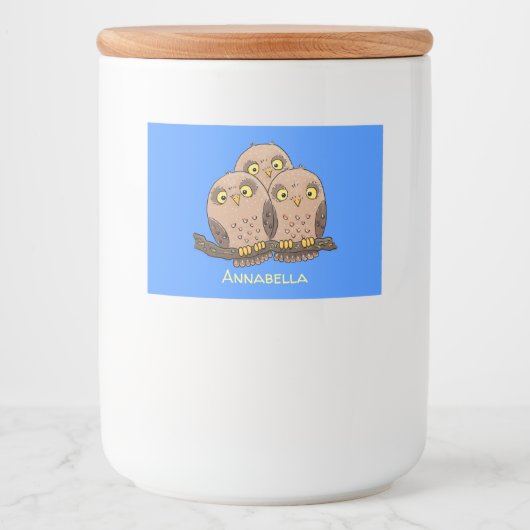 かわいいベビーフクロウトリオ漫画イラストレーション フードラベル (正面)