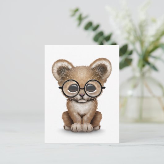 かわいいベビーライオンかわいい子眼鏡グラスを白に ポストカード (スタンド正面)