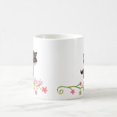 かわいいベビーラクーン（花つき） コーヒーマグカップ (中央)