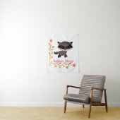 かわいいベビーラクーン（花つき） タペストリー (インサイチュ)