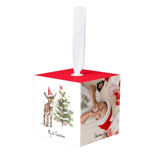 かわいいベビーロバとクリスマスツリー、カスタマイズ可能 キューブオーナメント (正面アングル)