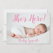 かわいいベビー写真、彼女はここにいるピンク 案内状 (正面)