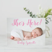 かわいいベビー写真、彼女はここにいるピンク 案内状 (スタンド正面)