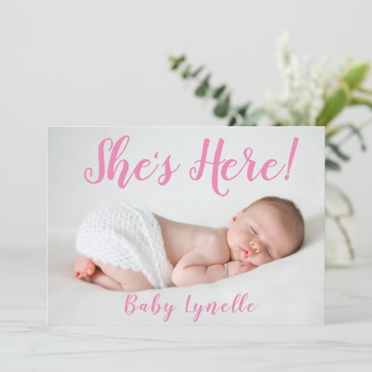 かわいいベビー写真、彼女はここにいるピンク 案内状 (スタンド正面)