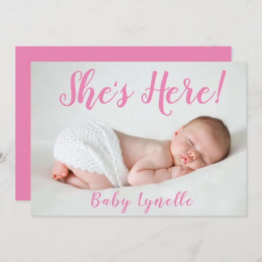 かわいいベビー写真、彼女はここにいるピンク 案内状 (正面/裏面)