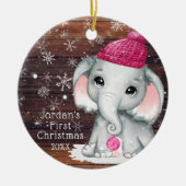 かわいいベビー初めてのクリスマスピンクエレファントウッドスノー セラミックオーナメント (正面)