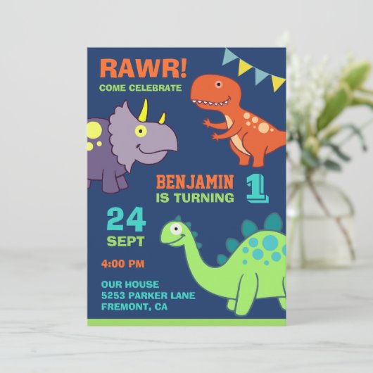 かわいいベビー恐竜の最初の誕生日パーティーの招待状 招待状 (スタンド正面)