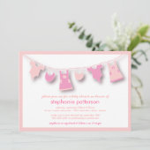 かわいいベビー服が糸に並ぶ女の子のベビーシャワー 招待状 (スタンド正面)