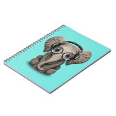 かわいいベビー象Dj身に着けているヘッドホーンおよびガラス ノートブック (左側)