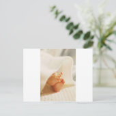 かわいいベビー足リトルベビー足毛布包まれた布 ポストカード (スタンド正面)