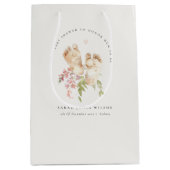 かわいいベビー足赤面ピンクフローラガールベビーシャワー ミディアムペーパーバッグ (正面)