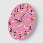 かわいいベビー鹿と家族オンピンク ラージ壁時計 (傾斜)