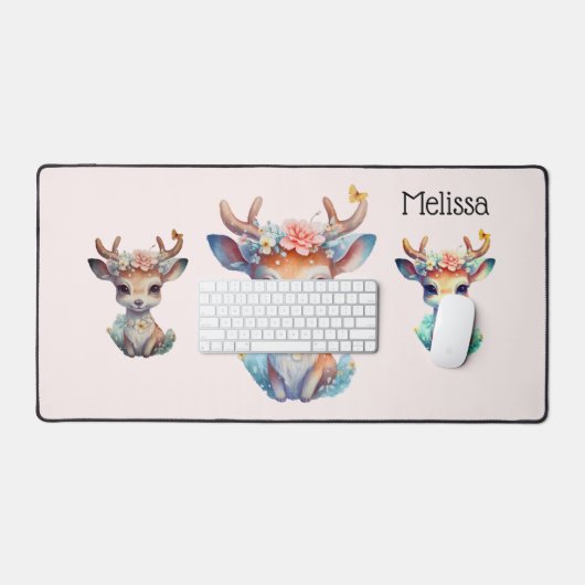 かわいいベビー鹿と〔雄ジカの〕枝角と花 デスクマット (キーボード&マウス)