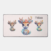 かわいいベビー鹿と〔雄ジカの〕枝角と花 デスクマット (正面)
