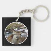 かわいいベビー鹿のポーズをカメラに キーホルダー (裏面)