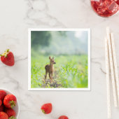 かわいいベビー鹿の子鹿の芝生自然撮影 スタンダードカクテルナプキン (インサイチュ)