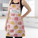 かわいいベーカー菓子シェフの名パーソナライズされた前 エプロン<br><div class="desc">ピンク色の背景にケーキやペストリーの模様を描いたおもしろいエプロンストライプの。ベーキングや料理を愛する人に最適。</div>
