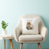 かわいいベージュのペルシャ猫+パール首輪+座る クッション (椅子)