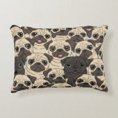 かわいいベージュの漫画パグ犬のシームレスなパターン アクセントクッション (正面)