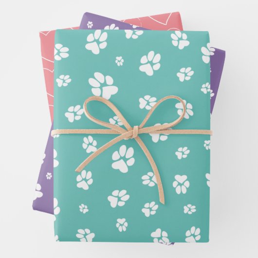 かわいいペットの足はティール(緑がかった色)、サンゴ、紫にハートをプリント ラッピングペーパーシート (インサイチュ)