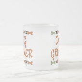 かわいいペット職業犬のトリマー フロストグラスマグカップ (中央)