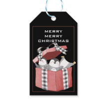 かわいいペンギンが赤いクリスマスプレゼントボックスに入っている