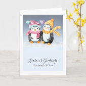 かわいいペンギンのカップルが帽子をかぶって雪に座っている カード (黄色い花)