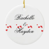 かわいいペンギンのカップルの結婚式の第1クリスマスのオーナメント セラミックオーナメント (裏面)