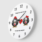 かわいいペンギンの仲間を見つけて人生の赤いハート ラージ壁時計 (傾斜)