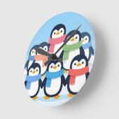 かわいいペンギンの冬のマフラー グループハグ ラウンド壁時計 (傾斜)