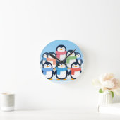 かわいいペンギンの冬のマフラー グループハグ ラウンド壁時計 (ホーム)