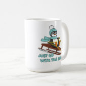 かわいいペンギンの冬は雪そり付き合う コーヒーマグカップ (正面右)