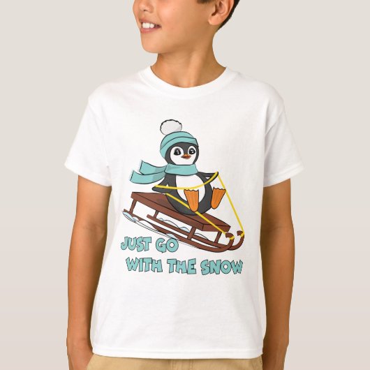 かわいいペンギンの冬は雪そり付き合う Tシャツ (正面)