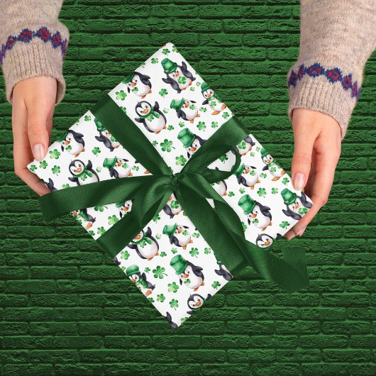 かわいいペンギングリーンハットシャムロックサンパトリックの日 ラッピングペーパー