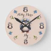 かわいいペンギンピンクの名前とイニシャル ラウンド壁時計 (正面)