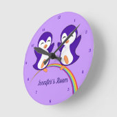 かわいいペンギン愛する紫のパーソナライズされた子たち ラウンド壁時計 (傾斜)