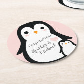かわいいペンギン赤ちゃんシャワーピンクの少女 ラウンドペーパーコースター (アングル)