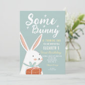 かわいいホワイトバニーソフバニーターニングワン誕生日 招待状 (スタンド正面)