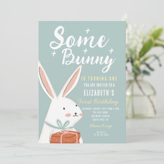 かわいいホワイトバニーソフバニーターニングワン誕生日 招待状 (スタンド正面)