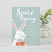 かわいいホワイトバニーソフバニーターニングワン誕生日 招待状 (スタンド正面)