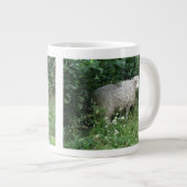 かわいいホワイトフワフワ食べヒツジのマグカップ ジャンボコーヒーマグカップ (正面右)