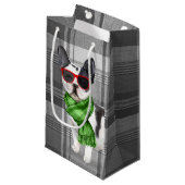 かわいいボストンテリアのクリスマスドッグと一緒にプレイド スモールペーパーバッグ (正面アングル)