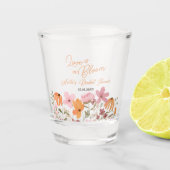 かわいいボヘミアンの草原の小さな野の花の結婚前お祝いパーティー ショットグラス (正面)